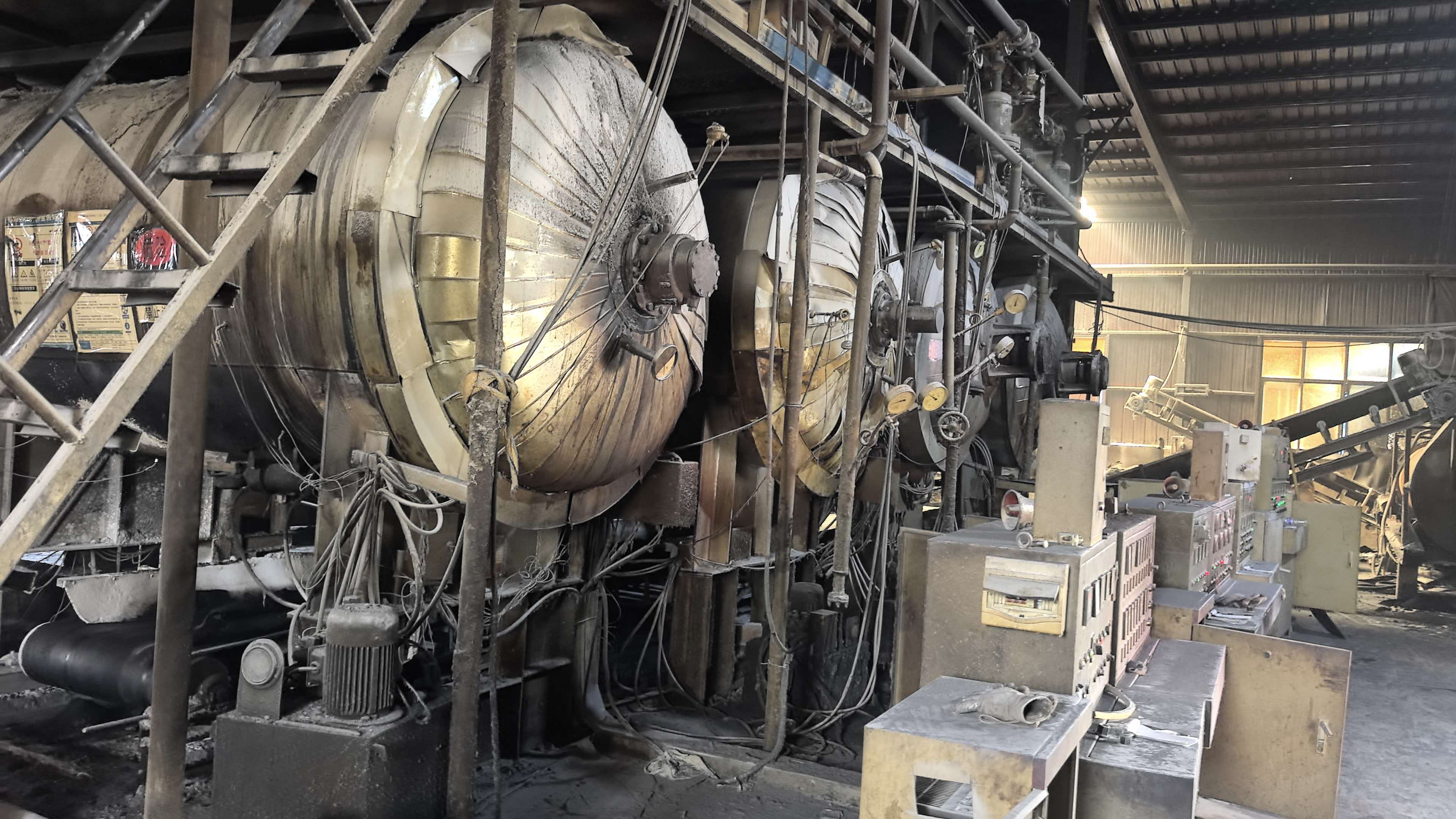 Industrial devulcanization vessels processing rubber granules under heat and pressure